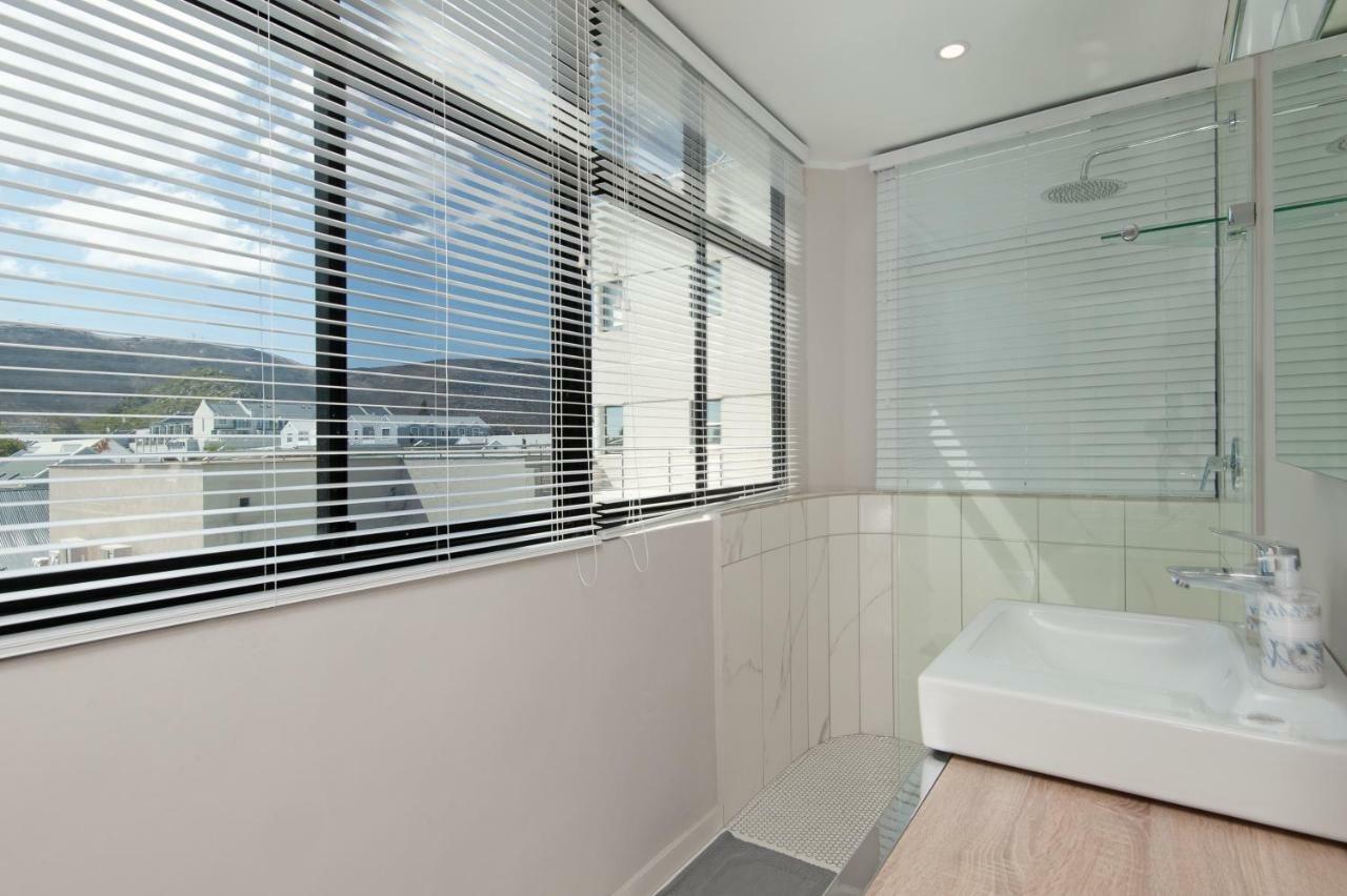 The Sun, Whales & Waves - Seafront Apartment Hermanus Exterior foto