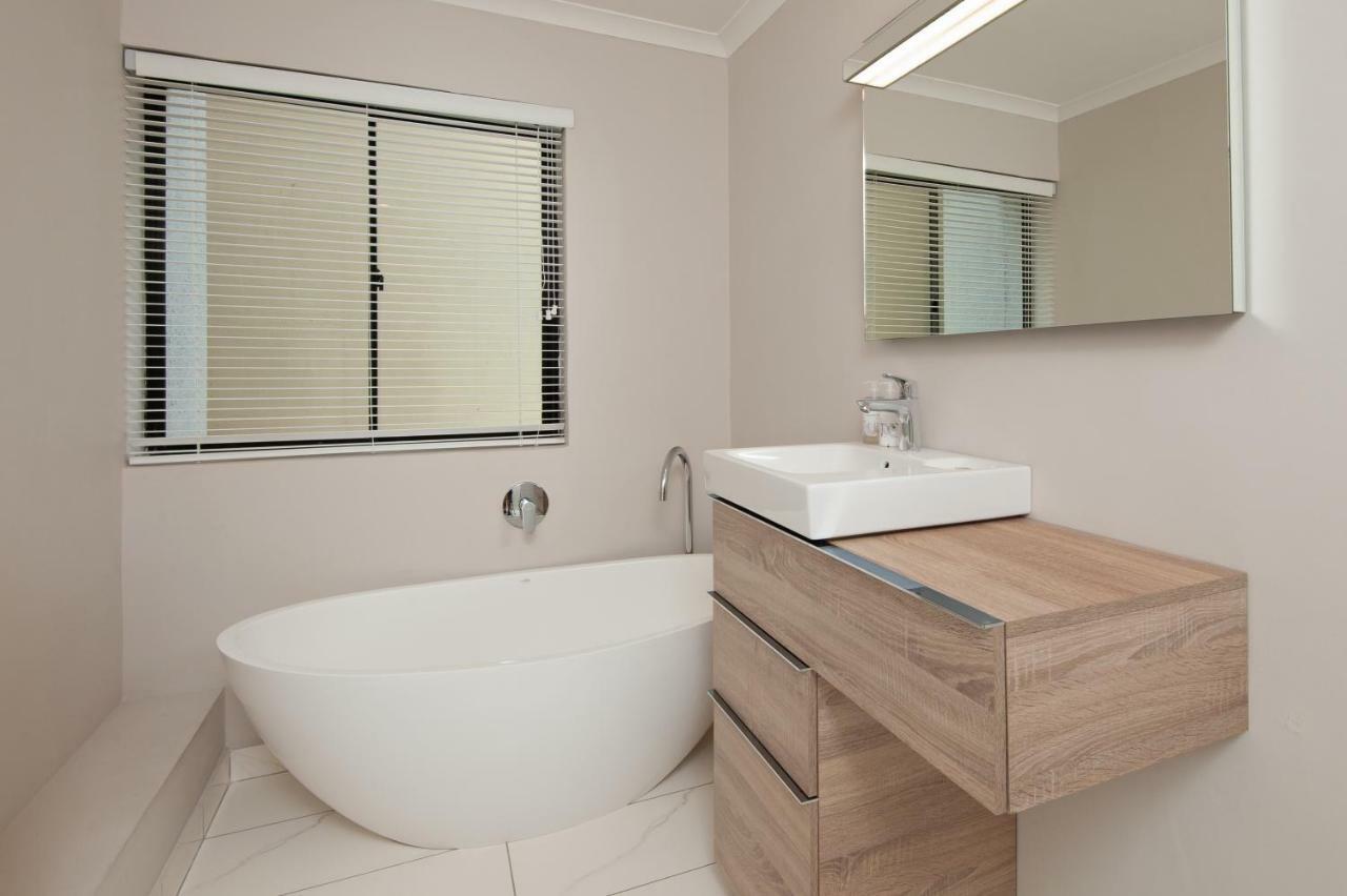 The Sun, Whales & Waves - Seafront Apartment Hermanus Exterior foto